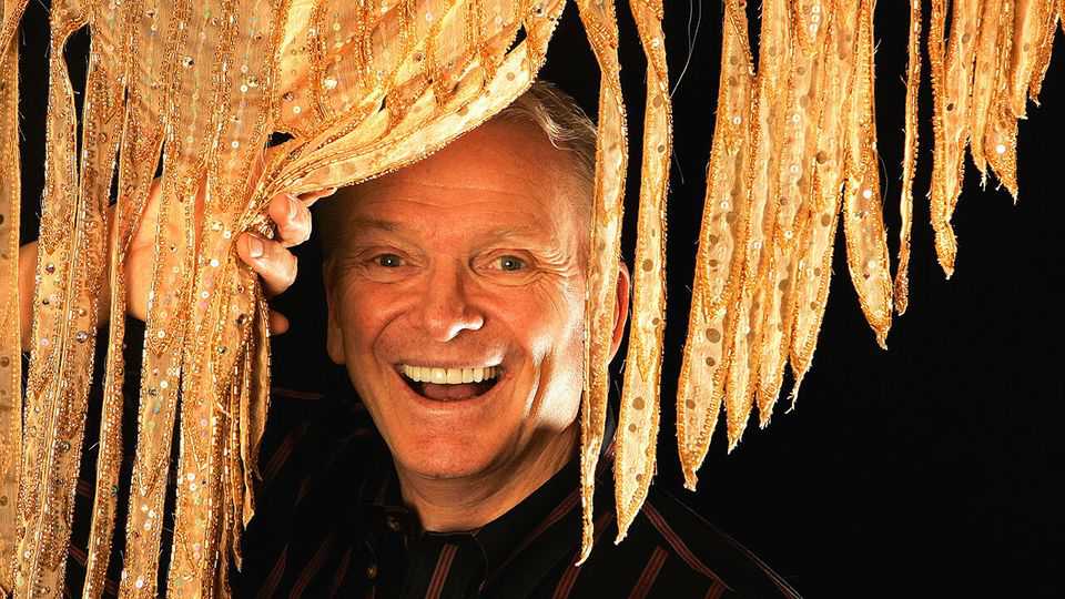 敢于引人注目：传奇戏服设计师 Bob Mackie 辞世